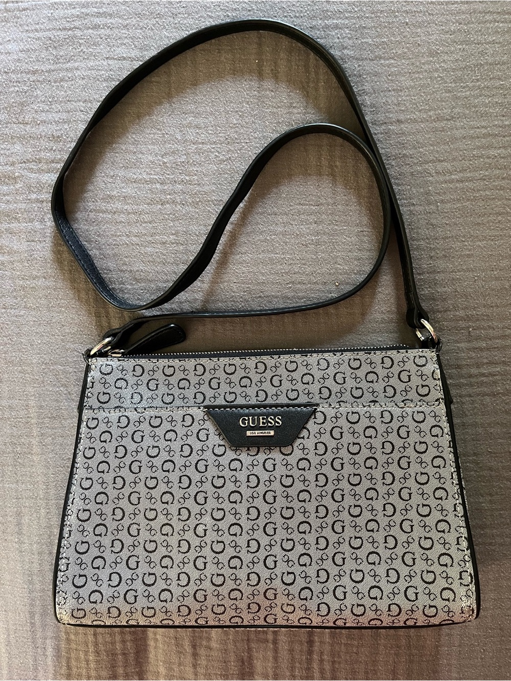 Guess Los Angeles gray/black signature print medium crossbody bag EUC